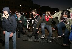 Oklande protestuotojai susigrūmė su policija.