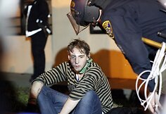Oklande protestuotojai susigrūmė su policija.