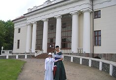 Pakruoji&scaron;kė Sandra Vaitiekūnienė siuvo rūbus ir sau, ir dukrai Beatai.