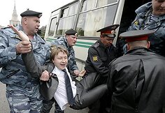 Milicija sulaiko Rusijos gėjų teisių aktyvistą Nikolajų Aleksejevą.