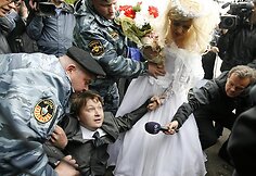 Milicija sulaiko Rusijos gėjų teisių aktyvistą Nikolajų Aleksejevą.