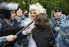 Milicija sulaiko nuotakos suknele apsirengusį vyrą.