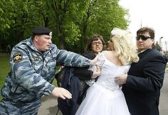 Milicija sulaiko nuotakos suknele apsirengusį vyrą.