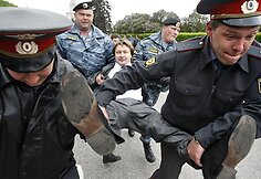 Milicija sulaiko Rusijos gėjų teisių aktyvistą Nikolajų Aleksejevą.