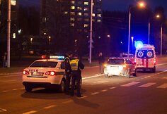 Automobilis partrenkė per perėją bėgusią merginą.