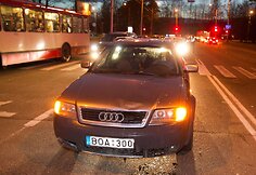 Automobilis partrenkė per perėją bėgusią merginą.
