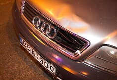 Automobilis partrenkė per perėją bėgusią merginą.