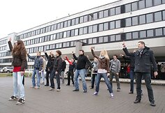 Studentai neįprastu būdu reklamavo savo renginį „Barų vakaras“.