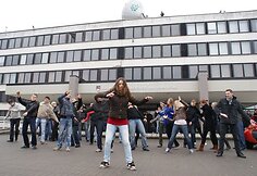 Studentai neįprastu būdu reklamavo savo renginį „Barų vakaras“.