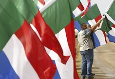 Afrikanerių pasiprie&scaron;inimo judėjimo dalyviai per laidotuves
