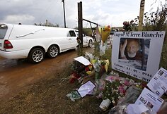 Katafalkas įvažiuoja į Eugene'o Terre Blanche'o fermą.