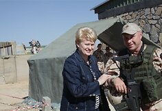 Dalia Grybauskaitė su Lietuvos kariais.