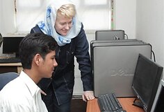 Dalia Grybauskaitė bendrauja su vietos gyventoju.