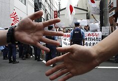Policininkai prižiūri tvarką per protesto akciją.