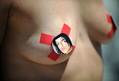 Akcijoje dalyvavo moterys nuogomis krūtinėmis ir vyrai su liemenėmis.