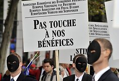 Demonstrantai, persirengę bankininkais ir prekybininkais