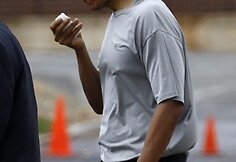 Barackas Obama krep&scaron;inio aik&scaron;telę paliko prakirsta lūpa.