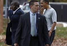 Barackas Obama krep&scaron;inio aik&scaron;telę paliko prakirsta lūpa.