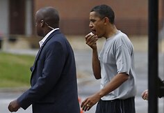 Barackas Obama krep&scaron;inio aik&scaron;telę paliko prakirsta lūpa.