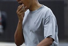 Barackas Obama krep&scaron;inio aik&scaron;telę paliko prakirsta lūpa.