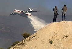 Vandenį ant ugnies lieja Rusijos lėktuvas „Il-76“.