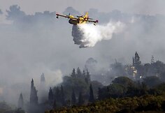 Dirba Graikijos aviatoriai-ugniagesiai.