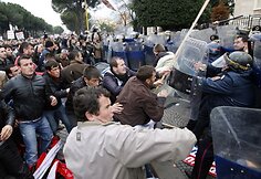 Protesto akcija Tiranoje virto kruvinomis kautynėmis.