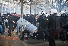 Riaušininkų ir policijos susidūrimas