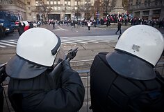 Lenkijos policija guminėmis kulkomis užtaisytais ginklais taikosi į riaušininkus.
