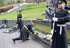 Gėlių padėjimas kapinėse