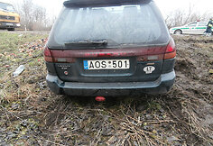 Nuo kelio nuskriejęs „Subaru“