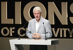 Billas Clintonas &bdquo;Kanų liūtų&ldquo; festivalyje
