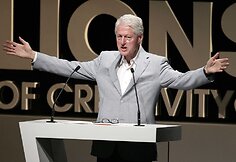 Billas Clintonas &bdquo;Kanų liūtų&ldquo; festivalyje