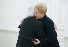 Dalia Grybauskaitė sveikina skulptorių Vladą Vildžiūną