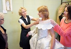 R.&Scaron;ilinskaitės kostiumą taiso A.Kuzmickaitė ir siuvėjos