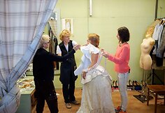 Teatro siuvykloje kuriami kostiumai