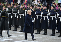 Vidurdienį Simono Daukanto aikštėje prieš prezidentūrą tradiciškai buvo iškilmingai pakeltos trijų Baltijos valstybių vėliavos.