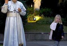 Buenos Airių katedroje pastatyta popiežiaus Pranciškaus statula.