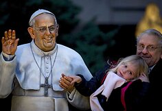 Buenos Airių katedroje pastatyta popiežiaus Pranciškaus statula.