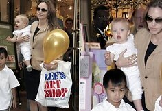 Angelina su vaikais Shiloh ir Maddoxu apsipirkinėjo Tėvo dienai „Lee Art Shop“ parduotuvėje Niujorke.