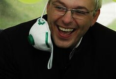 E. Bžeskas tai pat užsiminė, kad troleibuse nėra buvęs nuo praėjusio šimtmečio, paskutinį kartą troleibusu važiavo būdamas septyniolikos...