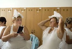 Moterys ruošiasi savo įspūdingam pasirodymui.
