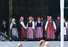 Iš įvairių Lietuvos miestų. Kurortą, kaip ir sezono atidarymo dieną, užliejo kapelų muzika.