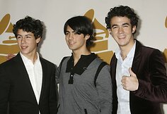 Popgrupė „Jonas Brothers" pozuoja fotografams