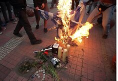 Demonstrantai degina graikų vėliavą