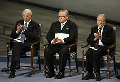 Norvegijos Nobelio taikos premijos komiteto pirmininkas Ole Danbolt Mjoesas (kairėje) ir komiteto narys Berge Furreas