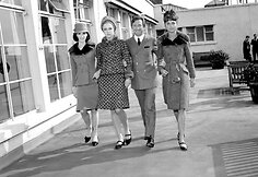 1962 m. Tedas Lapidus vaikšto su savo modeliais Londono gatvėmis