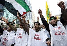 Iraniečiai skanduoja prieš Izraelį demonstracijoje Teherane