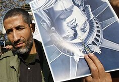 Iranietis demonstruoja apverstą aukštyn kojom Laisvės statulą