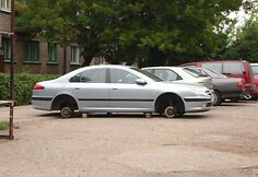 Kaune, Šančių mikrorajone, Merūno automobilį vagišiai paliko stovintį ant plytų.